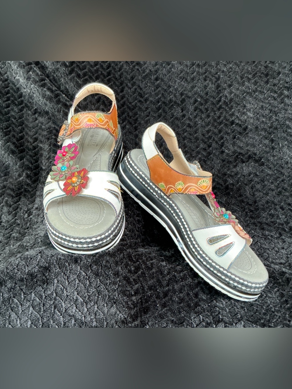 Women's White & Tan Floral Platform Sandals